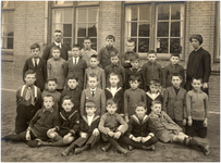 188225 Klassenfoto van de jongens Heilige Hartschool met schoolhoofd Verhoeven en Johanna Vroonhoven, 1935 - 1930