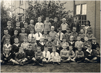 188226 Klassenfoto van de jongens Heilige Hartschool met schoolhoofd Verhoeven en Johanna Vroonhoven, 1931