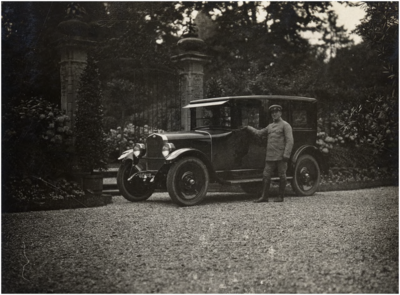 188227 Auto met chauffeur, 1925 - 1935
