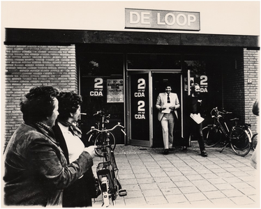 188270 Ruud Lubbers verlaat de ontmoetingscentrum De Loop na een bijeenkomst ter bevordering van de landelijke ...