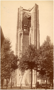 188322 De ingestorte toren van de R.K. Kerk Sint Petrus Banden voor aanvang van reparatie, 1905