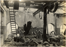 188325 Fotoalbum waarin 102 foto's van de brand bij en het weer opbouwen van de fabrieken van de Gebroeders van Thiel, ...