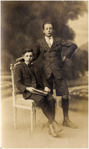 188327 Antonius Gerardus Lambertus Martin (staand) en A. Sprengers, 1930 - 1935