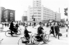 188369-004 Philips - personeel, te voet en op de fiets, gaat massaal naar huis, 1960-1970