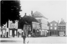 188369-006 De noord-westzijde van de Markt. Van links naar rechts aan de westzijde de linde, het Stadskoffiehuis, ...