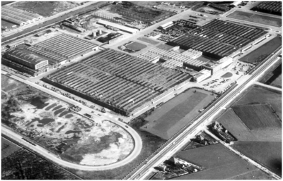 188369-037 Een luchtfoto van het gebied rond de Van Doorne's Aanhangwagenfabriek N.V ( DAF ).Links de Geldropseweg, ...