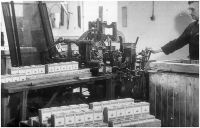 188369-038 Het productieproces in de Lucifersfabriek van Mennen en Keunen; het bedienen, door een medewerker, van een ...