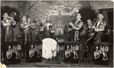 188433 De Hollandia Boys; Met links de trombonist Piet Verstappen en in het midden drummer Piet Zimmerman, 01-03-1938