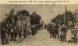 188509 Het poseren voor de fotograaf door buurtwoners bij de Gestelse spoorwegovergang, 1890