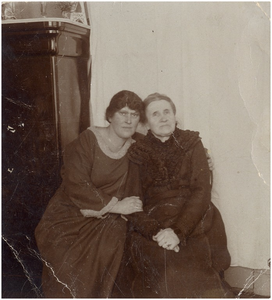 188526 Portret van Maria Carolina Anna Paulina Josephina Hubertina Pfennings en dochter op de verjaardag van ...