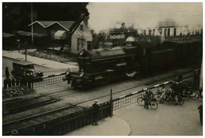 188529 Panorama van een stoomtrein die een overweg passeert, 1925 - 1940