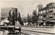 188566 Gedempte haven, gezien vanaf Kanaaldijk N.W., met links de gebouwen en gashouder van de gasfabriek, 1961