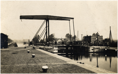 188567 Brug sluis 8, Kanaaldijk Z.W. gezien in noordelijke richting, rechts de brugwachterswoning. Onder de armen van ...