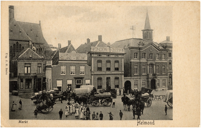 188568 Markt westzijde, met rechts het stadhuis en vooraan transport paard en wagens en karren, 1904 - 1909