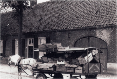 188570 Het venten van groente en fruit met paard en wagen door Jan van Bree, 08-1961