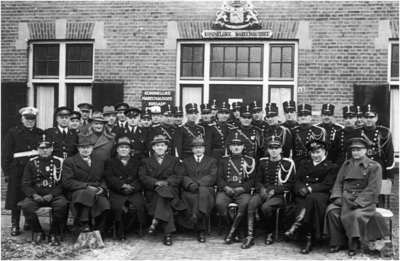 188573 Groepsfoto ter gelegenheid van het afscheid van adjunct onderofficier J.K. de Bruin bij de Koninklijke ...