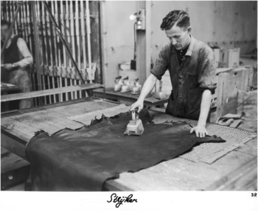 188615 Het produceren van schoenen door de Bata Fabrieken: strijken van het leer, 1950 - 1960