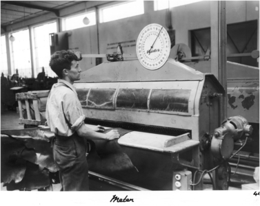 188616 Het produceren van schoenen door de Bata Fabrieken: het meten van de dikte van het leer, 1950 - 1960
