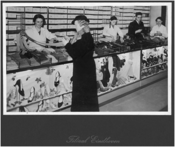 188621 Het verkopen van Bata sokken en schoenen in de Bataschoenenwinkel, 1950 - 1960