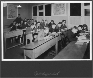 188622 Studeren aan de opleidingsschool van de Bata fabrieken: het klaslokaal, 1950 - 1960