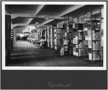 188623 Het produceren van schoenen door de Bata Fabrieken: de expeditie of verzendafdeling, 1950 - 1960