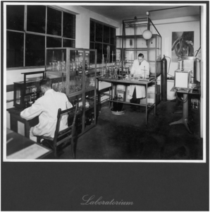 188630 Het produceren van schoenen door de Bata Fabrieken: het laboratorium, 1950 - 1960