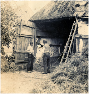 188705 Het binnenhalen van het hooi in de schuur door de boer en twee knechten, 1880 - 1910