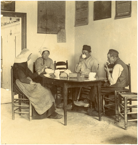 188707 Het nuttigen van een maaltijd door boeren en boerinnen in een café, 1880 - 1910