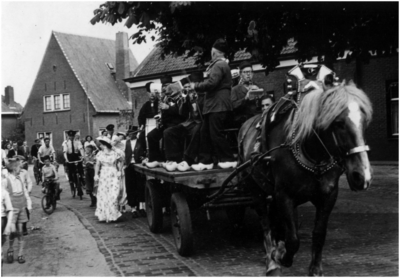 188712 De Vredesoptocht: wagen met de leden van boerenkapel, 1945