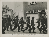 188716 Het afvoeren van de Duitse krijgsgevangenen door Engelse militairen, 10-1944 - 1944