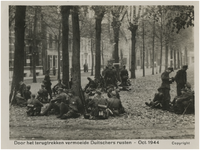 188720 Het nemen van pauze tijden het terugtrekken van de Duitse bezetter, 10-1944