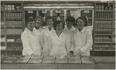 188861 Winkelmeisjes bij kruidenier De Gruijter, met midden voor T.G.M. van de Wiel, 1930 - 1940