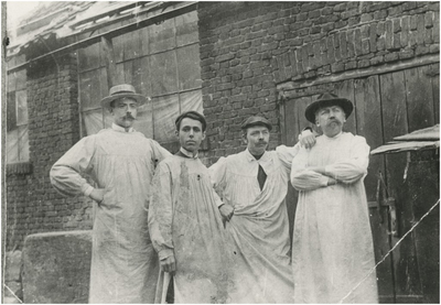 190057 Het atelier van en met Jan Custers, beeldhouwer: met drie van zijn medewerkers, ca. 1925