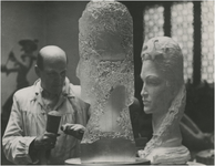 190060 Het werken aan het beeld 'Symbool van liefde' door beeldhouwer Arthur Fleischmann, 1960
