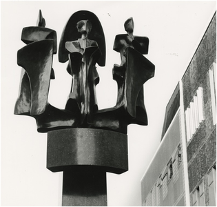 190176 Figurengroep door Mario Negri, Piazza. Rechts warenhuis De Bijenkorf, 1970