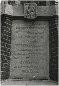 190204 Annexatiezuil, voor St. Joriskerk, Stratumsedijk, 02-1977