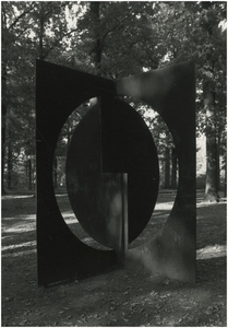 190207 De tentoonstelling Beelden in het Stadswandelpark: beeld 'Constructie met ronde vorm' van Cyril Lixenberg, 04-10-1982