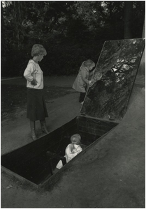 190208 De tentoonstelling Beelden in het Stadswandelpark: beeld 'De inslag' van Albert van der Weide, 04-10-1982