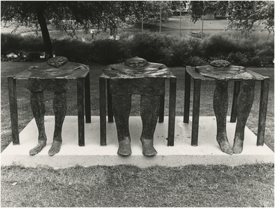 190212 De tentoonstelling Beelden in het Stadswandelpark: beeld 'Het bestuur' van Guus Hellegers, 04-10-1982