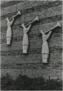 190280 Beeldengroep 'Oproep tot gebed' (of 'Drie Herauten') van Paul Kingma, Baptistenkerk, Marconilaan 70, 1981
