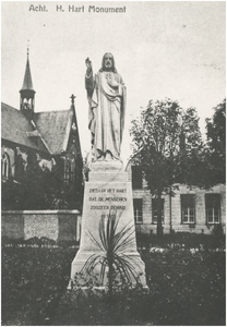 190291 Beeld 'Heilig Hart' door Jan Custers, voor St. Antoniuskerk, IJsselstraat, ca. 1950