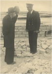 190418 Serie van 31 foto's betreffende de bevrijdingsherdenking van 1947: het begeleiden van de fakkel met ...