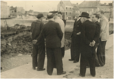 190426 Serie van 31 foto's betreffende de bevrijdingsherdenking van 1947: het begeleiden van de fakkel met ...