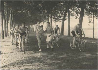 190436 Serie van 31 foto's betreffende de bevrijdingsherdenking van 1947: het begeleiden van de fakkel met ...
