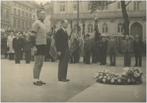 190443 Serie van 16 foto's betreffende de bevrijdingsherdenking van 1948: het begeleiden van de fakkel met ...