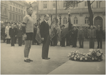 190443 Serie van 16 foto's betreffende de bevrijdingsherdenking van 1948: het begeleiden van de fakkel met ...