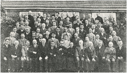 191255 Eindhovense ambtenaren op retraite in Venlo: Op de voorste rij in het midden kapelaan Van Ierland en derde van ...