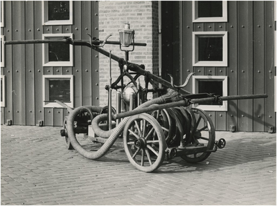 191375 Brandweerspuit uit de 19e eeuw, ca. 1960
