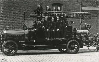 191377 Het personeel van de brandweer, met o.a. brandweercommandant Peter van de Baken en brandweermannen Wies ...
