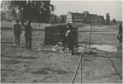 191382 Het houden van een oefening door de brandweer: het oprollen van de brandslang, 1947